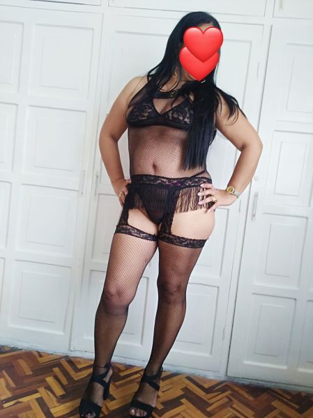 Soy una hermosa MILF dispuesta a sacarte de la monotonía quiero que vengas y tengamos un encuentro super placentero en el cual se te haré disfrutar de un delicioso masaje una rica chupada con mi boca que se que te encantará y una. Rica cabalgad
